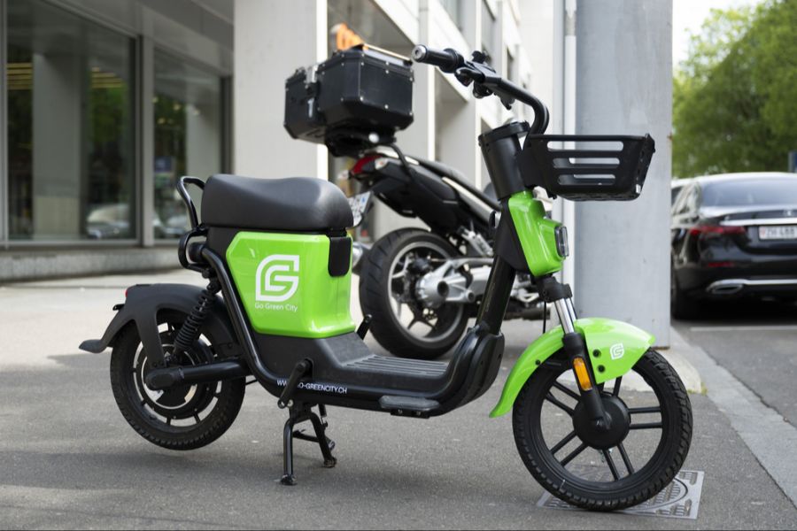 Die E-Roller werden von verschiedenen Anbietern zur Verfügung gestellt. Hier im Bild: Ein E-Roller von «Go Green City». (Archivbild)