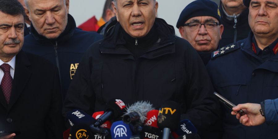 ARCHIV - Der türkische Innenminister Ali Yerlikaya (M) spricht zu den Medien. Foto: Efekan Akyuz/AP/dpa