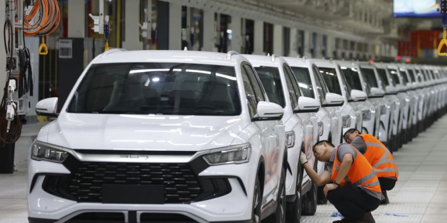 Der chinesische Autobauer BYD wird im Jahr 2025 voraussichtlich so viele E-Autos verkauft haben wie kein anderes Unternehmen weltweit - also mehr als der bisherige Platzhirsch Tesla. (A...