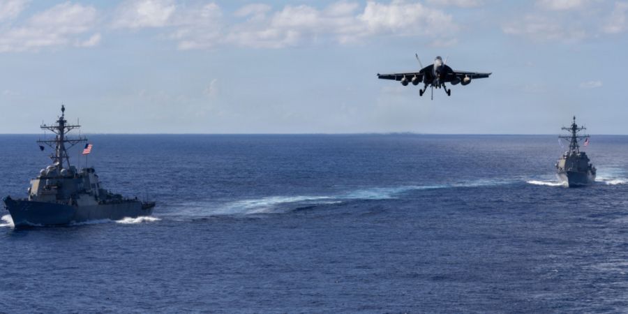 HANDOUT - Auf diesem von der Pressestelle des Pentagons zur Verfügung gestellten Bild fahren die Lenkwaffenzerstörer der Arleigh-Burke-Klasse USS Mahan (l, DDG 72) und USS Bainbridge ...