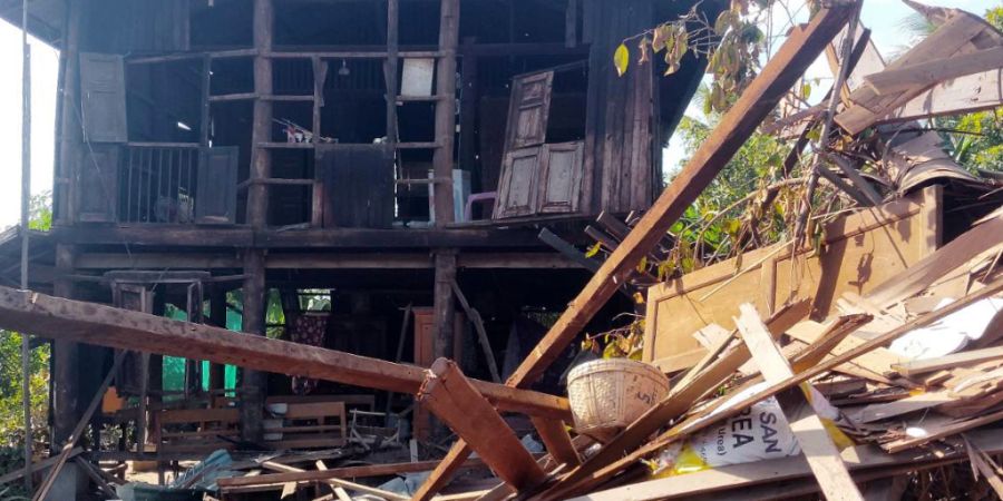 Ein beschädigtes Haus ist am 06.12.2025 zwischen den Trümmern in einem Gebiet zu sehen, das angeblich von einem Luftangriff des Militärs im Dorf Mayakan in der Gemeinde Tabayin getro...