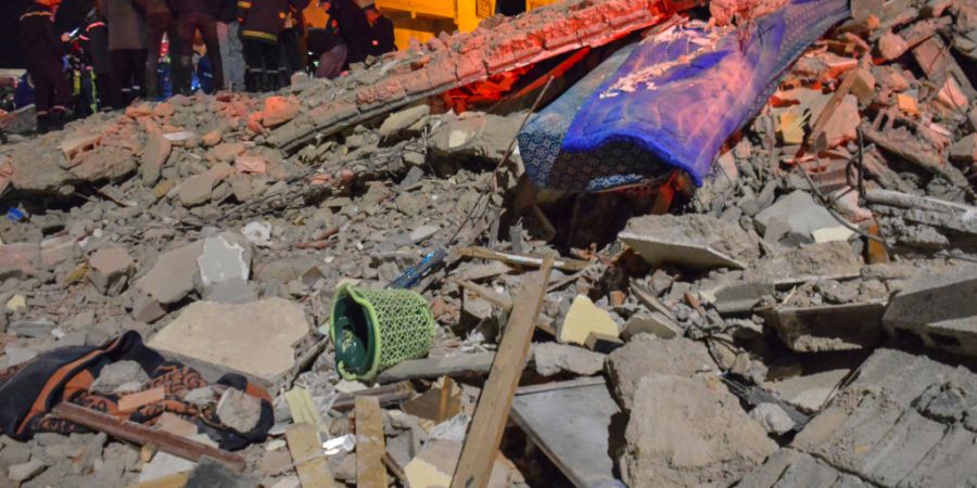 Rettungskräfte und Anwohner suchen nach Überlebenden in den Trümmern zweier eingestürzter Gebäude. Foto: Ahmed Alaoui Mrani/AP/dpa