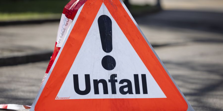 Eine 79-jährige Fussgängerin wurde in Glarus auf einem Trottoir von einer Velofahrerin angefahren. Diese entfernte sich vom Unfallort. (Symbolbild)