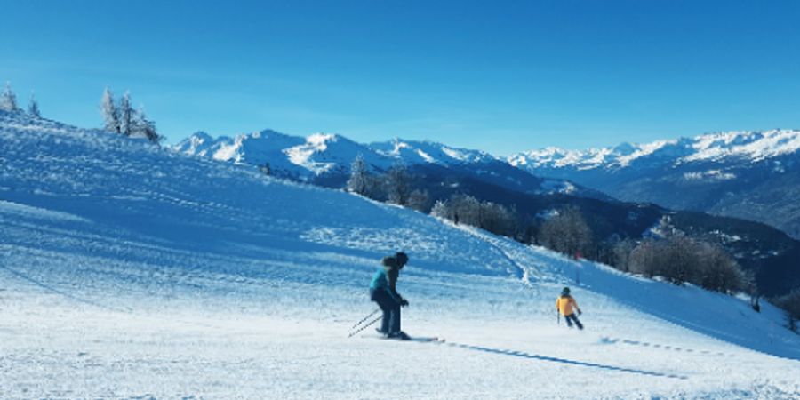 Schnee Skifahrer Panorama Tal
