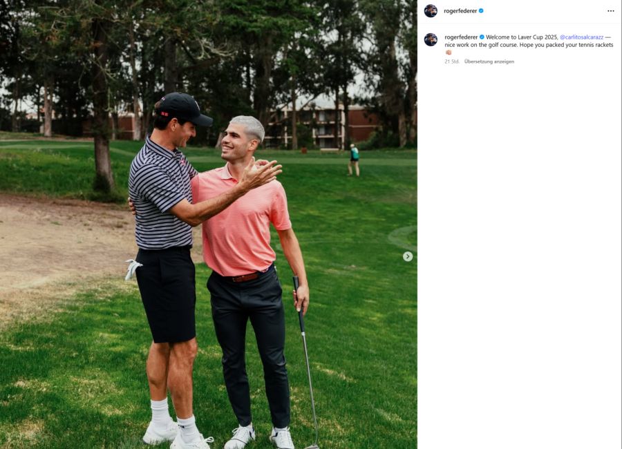 Roger Federer herzt den Spanier, dieser schaut zum Maestro auf.