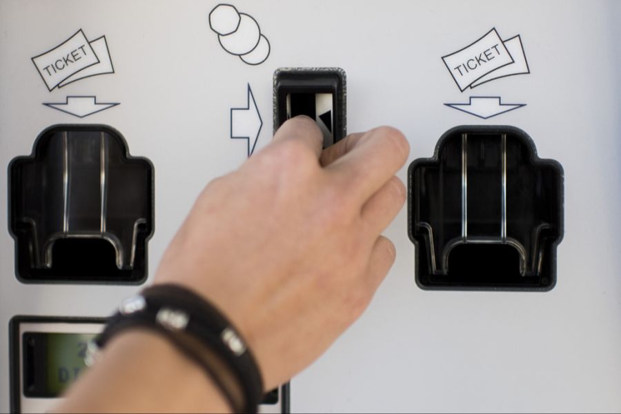 Während er für die Leerung der Parkticket-Automaten zuständig war, steckte sich der Mann immer wieder etwas Münzgeld in die eigene Tasche. (Symbolbild)