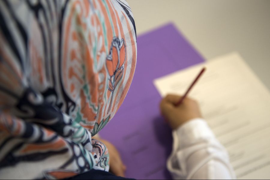 Die Zürcher SVP will das Tragen von Kopftüchern an öffentlichen Schulen im Kanton Zürich verbieten.