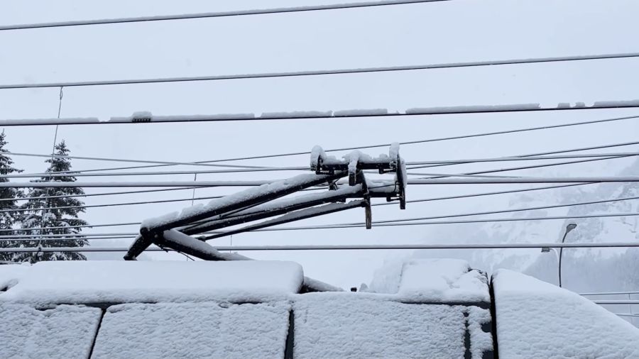 BLS-Ingenieure haben darum einen Schütteltrick eingebaut: Der Stromabnehmer «fällt» runter ...