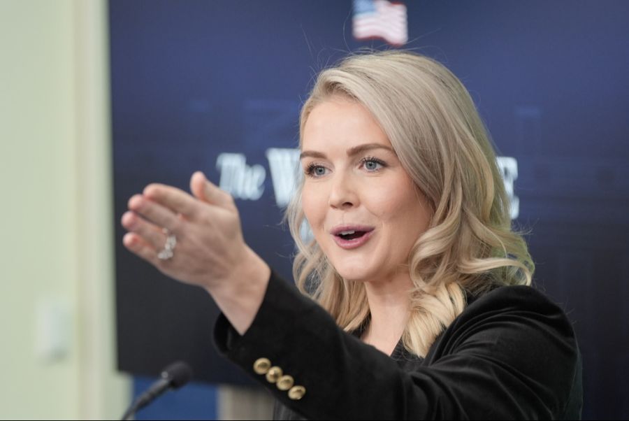 Karoline Leavitt, die Sprecherin von Donald Trump, wittert eine Verschwörung.