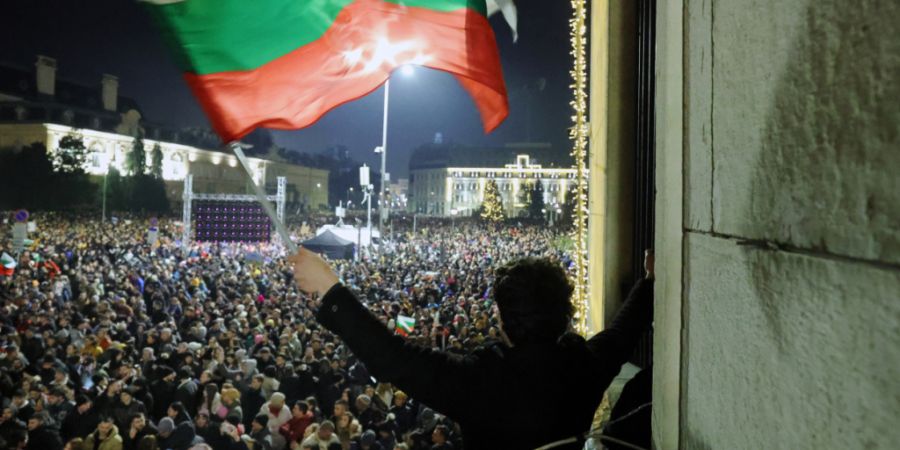 dpatopbilder - Ein Student schwenkt eine bulgarische Flagge in Sofia. Foto: Valentina Petrova/AP/dpa