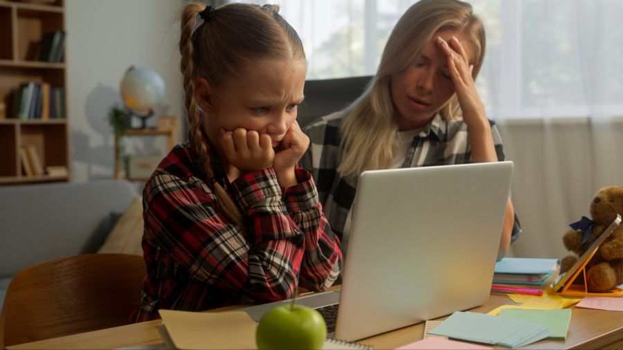 Mutter, Tochter, Hausaufgaben, Stress