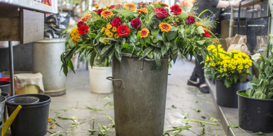 Blumenhändler gehen davon aus, dass am Valentinstag fünf Prozent des Jahresumsatzes erwirtschaftet werden. (Archivbild)