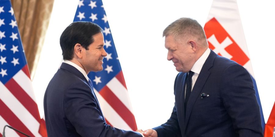 US-Außenminister Marco Rubio, links, schüttelt dem slowakischen Premierminister Robert Fico nach einer gemeinsamen Pressekonferenz die Hand. Foto: Alex Brandon/Pool AP/AP/dpa
