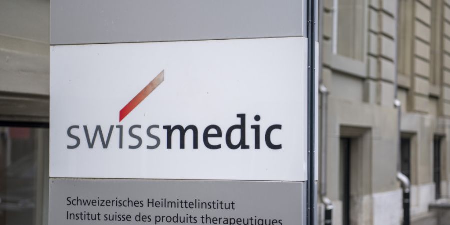 Das Heilmittelinstitut Swissmedic hat 2025 mehr Sendungen mit illegalen Arzneimitteln bearbeitet als im Vorjahr. Es warnt vor gesundheitlichen Risiken durch die Einnahme solcher Arzneim...