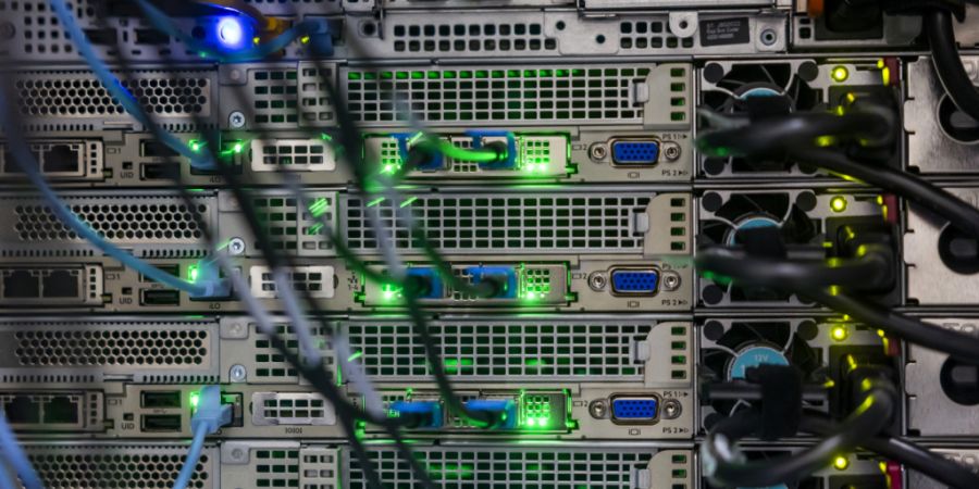 Rechenzentren in der Schweiz könnten laut einer Untersuchung unter anderem durch effizientere Kühlsysteme viel Strom sparen. (Archivbild)