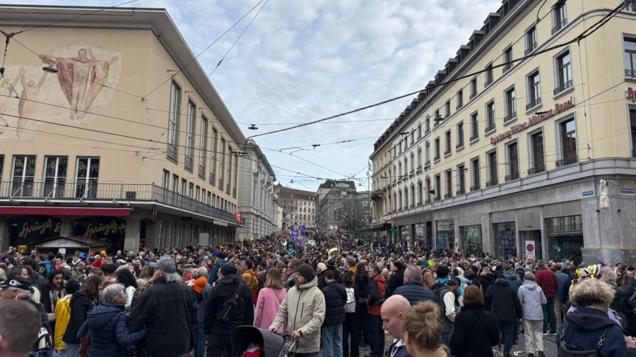 Tausende Fasnächtlerinnen und Fasnächtler sind am Cortège.
