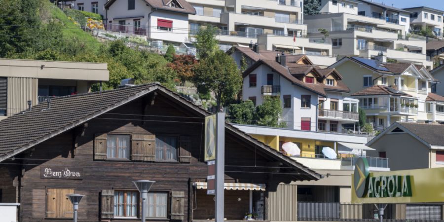Die Preise für Einfamilienhäuser sanken im April leicht, jene für Eigentumswohnungen stagnierten weitgehend.