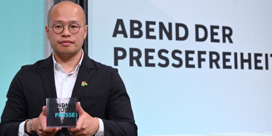 dpatopbilder - Sebastian Lai, Sohn des inhaftierten Hongkonger Verlegers Jimmy Lai, bekommt in der Bayerischen Landesvertretung den Pressefreiheitspreis 2026, den er stellvertretend fü...