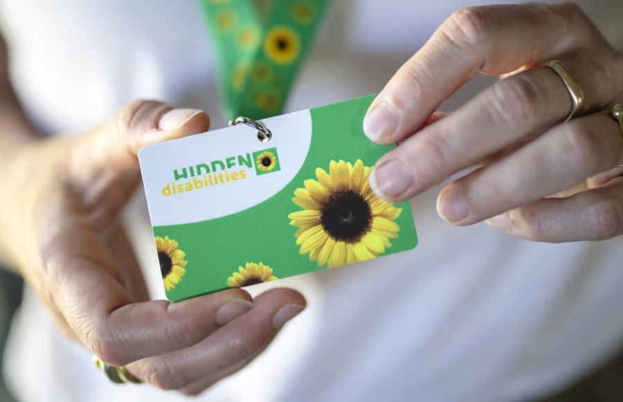 Das grüne Bändeli ist ein international bekanntes Erkennungszeichen. Es macht unsichtbare Beeinträchtigungen sichtbar und erleichtert den Umgang.