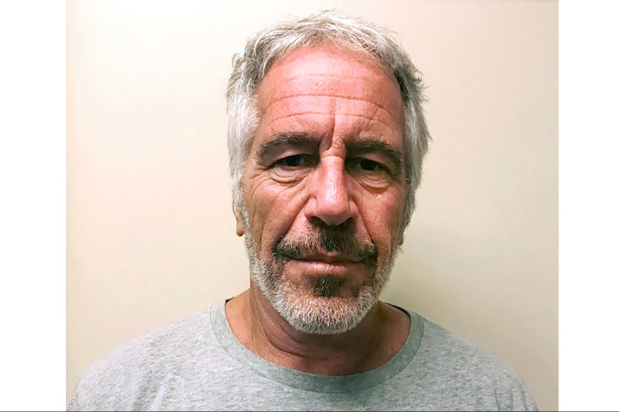 Das mutmassliche Opfer sei dabei nackt gewesen. Epstein habe sie anschliessend auf sich drauf gezogen.