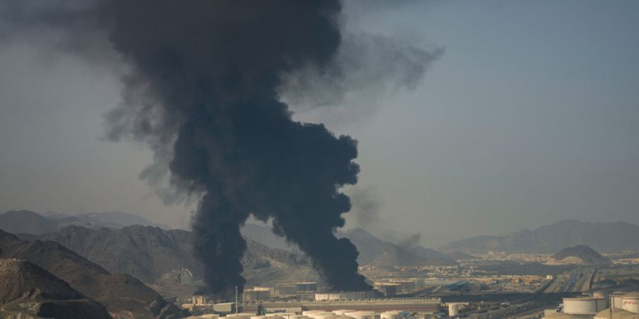dpatopbilder - Rauchschwaden steigen auf, nachdem Trümmer einer abgefangenen iranischen Drohne nach Angaben der Behörden in den Vereinigten Arabischen Emiraten am Samstag eine Öleinr...