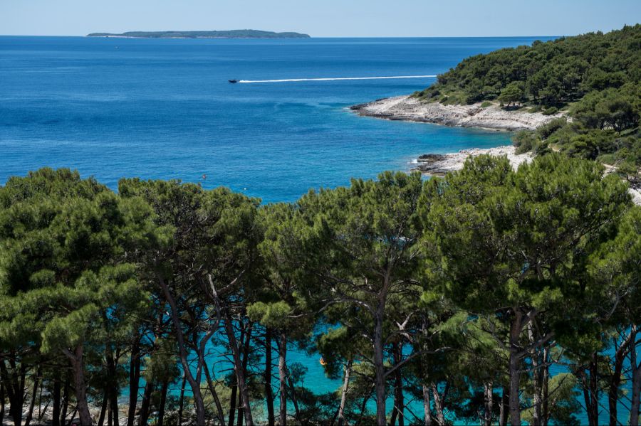 Kroatische Inseln sind ein beliebtes Reiseziel für Touristen.