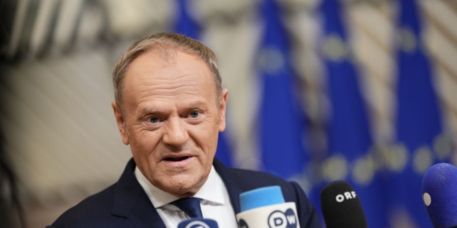 ARCHIV - Donald Tusk, Ministerpräsident von Polen, kommt zum EU-Sondergipfel in Brüssel an. Tusk stellte sich auf die Seite des Sejm-Vorsitzenden Czarzasty. Foto: Michael Kappeler/dpa