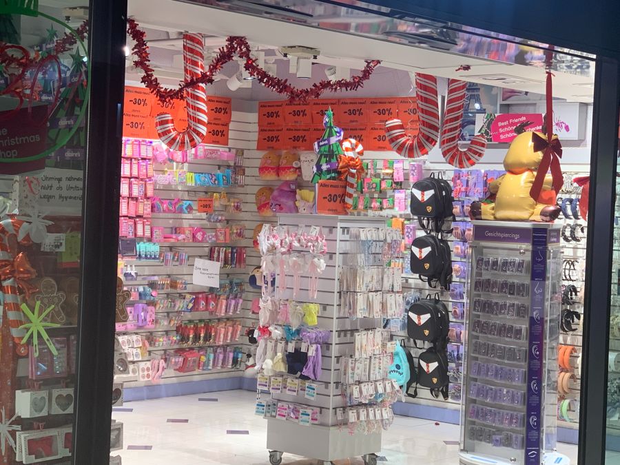 Sogar in der umsatzstarken Adventszeit lockte die Filiale mit lauter reduzierten Artikeln.
