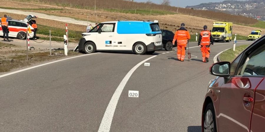 Bei einer Kollision in Birmensdorf verletzte sich ein Lieferwagenfahrer schwer und musste mit dem Rettungshelikopter ins Spital geflogen werden.