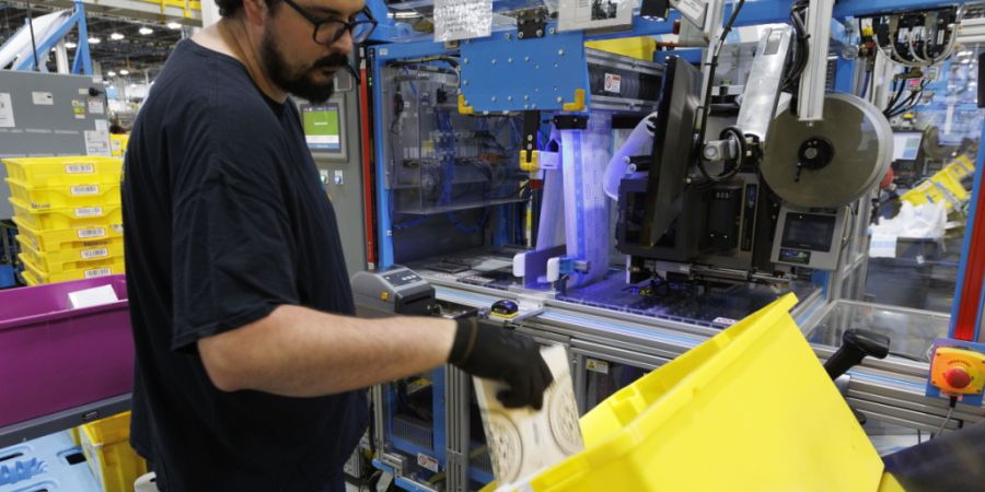 Ein Mitarbeiter in einem Verteilzentrum des US-Onlinehandelsriesen Amazon. (Archivbild)