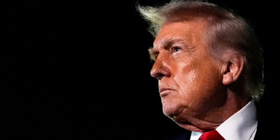 ARCHIV - US-Präsident Donald Trump spricht mit Reportern nach seiner Ankunft am Palm Beach International Airport. Foto: Julia Demaree Nikhinson/AP/dpa