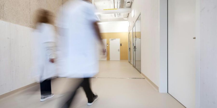 Am Bezirksgericht Brugg AG müssen sich eine Ärztin und ein Arzt verantworten. Es geht um deren Verantwortlichkeit für den Tod eines Patienten in der Psychiatrischen Klinik Königsfel...