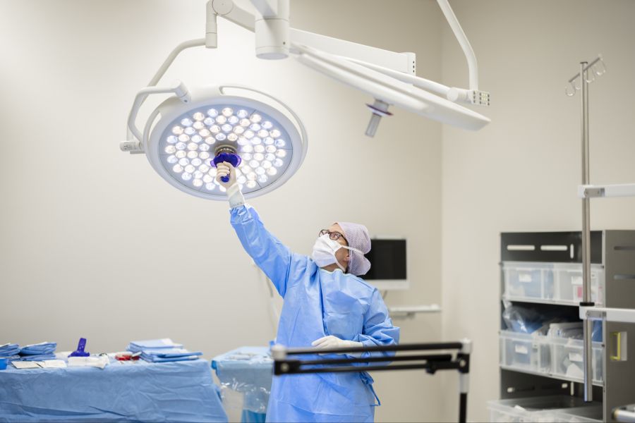 Die Arbeitnehmerin hält den Finger auf die Kündigungsfrist von einem Jahr, die in ihrem Vertrag festgehalten wurde. Entsprechend fordert sie nun ihren Jahreslohn von rund 340'000 Franken.