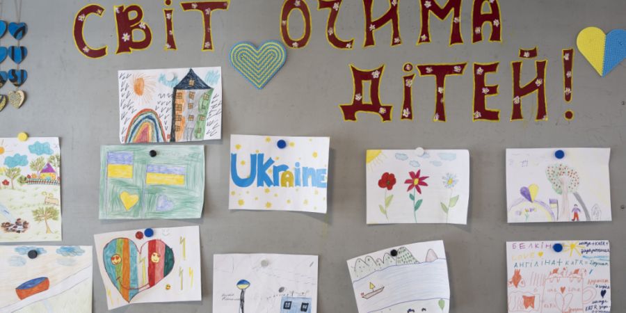 Zeichnungen von ukrainischen Kindern in einer Schule. Die Unterscheidung nach Herkunftsregion bei der Gewährung des Status S führt für die Behörden zu mehr Aufklärungsaufwand. (The...