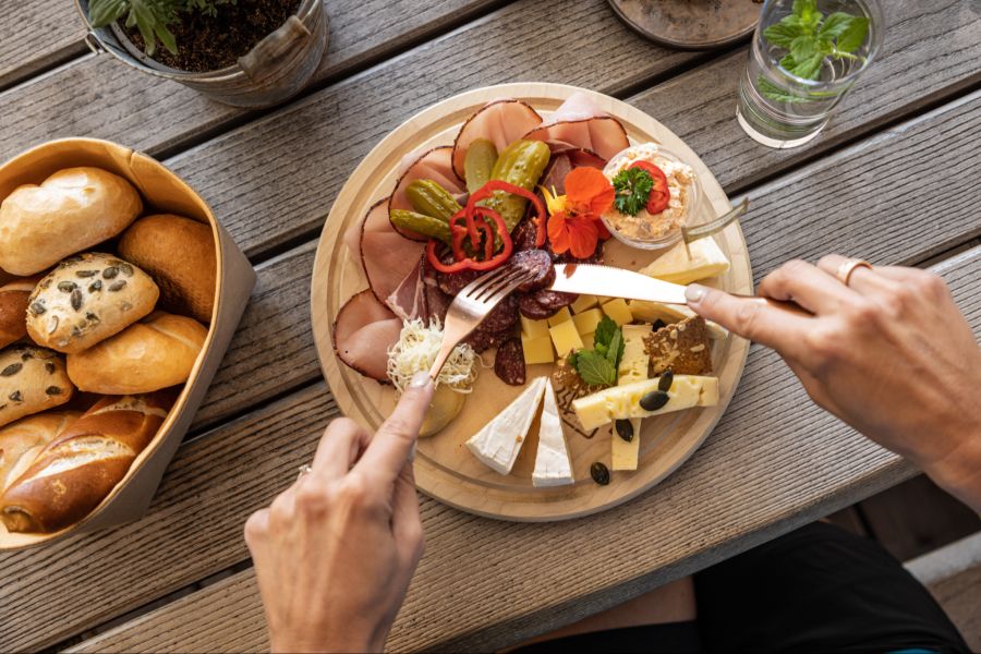 Die typische Tiroler Brettljause ist eine herzhafte Spezialität mit Speck, Käse und regionalen Produkten.
