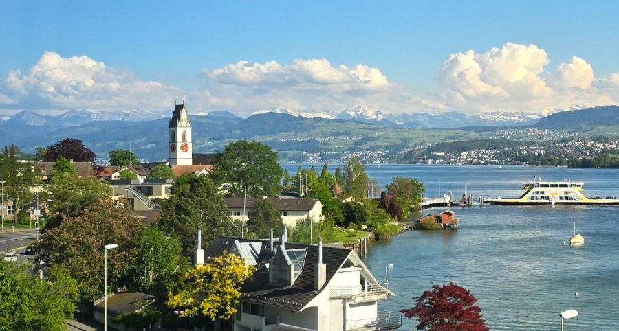 Das Bauland zwischen der Seestrasse und der Bahnlinie wurde für fünf Millionen Franken versteigert.