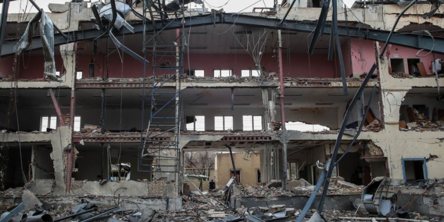 dpatopbilder - Ein Gebäude, das zu einem Komplex mit Sportanlagen gehört haben soll, ist nach Luftangriffen zerstört. Foto: Stringer/dpa