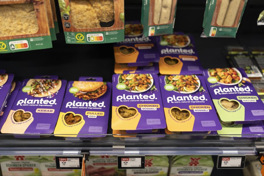 Denn: «Das europäische Recht definiert ‹Poulet› als Geflügel und als Fleisch; ‹Poulet› darf damit nicht verwendet werden für Produkte, die keinen Fleischanteil enthalten. Das Gleiche gilt gemäss Schweizer Recht.»