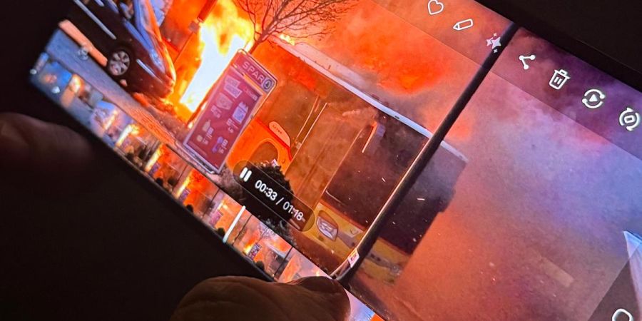 Ein Augenzeuge zeigt Nau.ch einige Ausschnitte aus einem Video des brennenden Postauto von Kerzers FR.