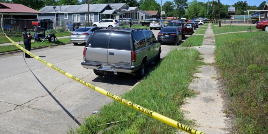 Die Polizei hat mit einem Absperrband den Tatort in Shreveport gesichert. Foto: Jill Pickett/The Times-Picayune/The New Orleans Advocate/AP/dpa - ACHTUNG: Nur zur redaktionellen Verwend...