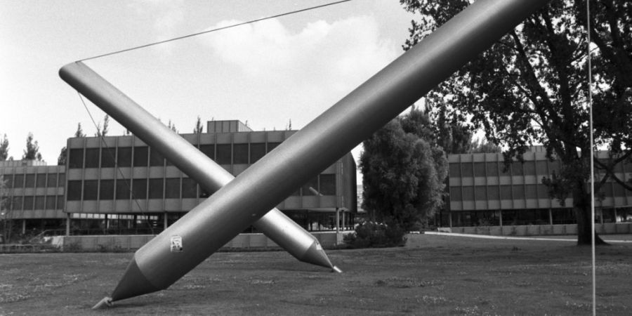 Die Stahlkonstruktion «Equilibre» des Künstlers Jürg Altherr. Die Aufnahme stammt von 1982. (Archiv)