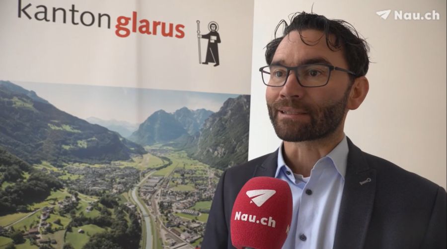 Thomas Tschudi, Regierungsrat im Kanton Glarus, erklärt: Der Schnee dürfe bis zu 96 Stunden nachdem er gefallen ist in der Linth deponiert werden.