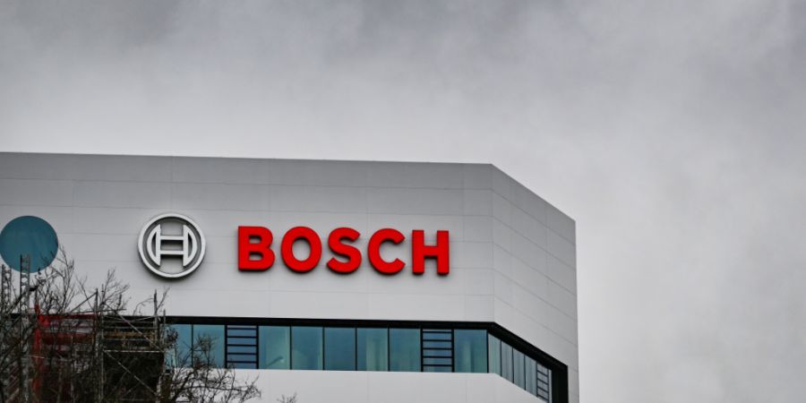 Beim deutschen Industriekonzern Bosch ist der Gewinn im vergangenen Jahr abgestürzt. Schuld waren Milliardenkosten für den Abbau Tausender Stellen und die harte Konkurrenz. (Archivbild)