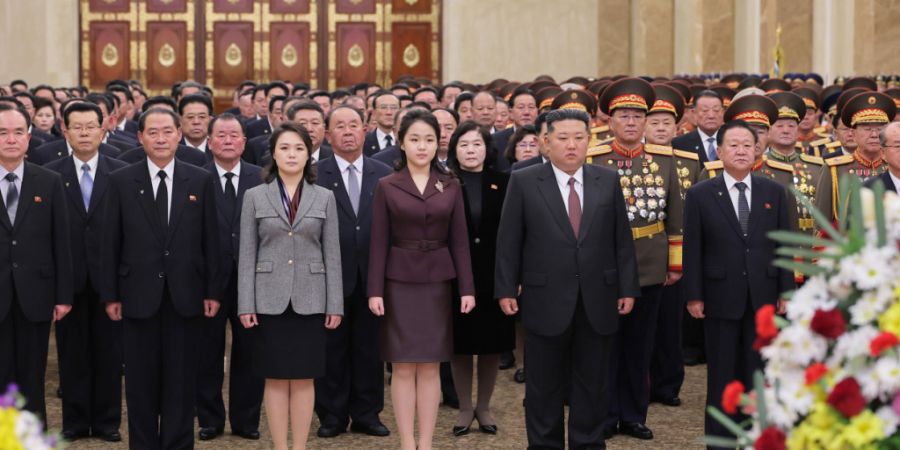 HANDOUT - Die von der staatlichen nordkoreanischen Nachrichtenagentur KCNA zur Verfügung gestellte Aufnahme zeigt nach Angaben von KCNA den Machthaber von Nordkorea, Kim Jong Un (vorne...