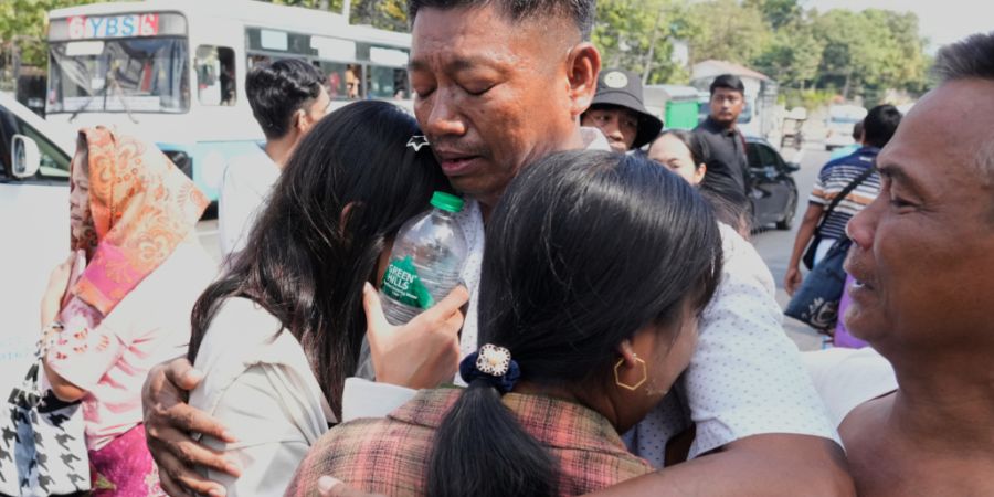 dpatopbilder - Ein entlassener Häftling wird in Yangon von seinen Familienangehörigen begrüßt. Foto: Thein Zaw/AP/dpa