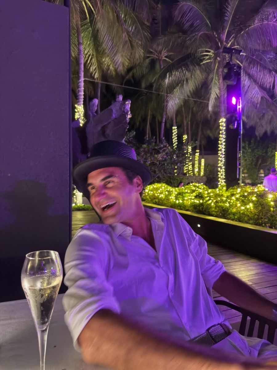 Roger Federer geniesst die kleine Feier sichtlich.