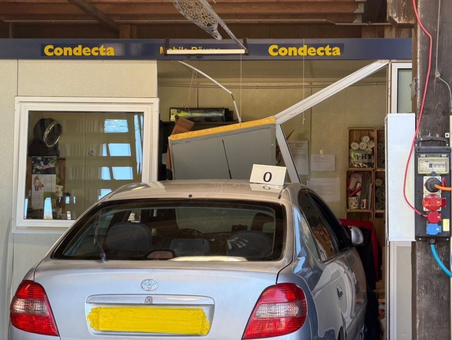 Ein 89-jähriger Lenker fuhr aus bisher unerklärlichen Gründen in einen Container.