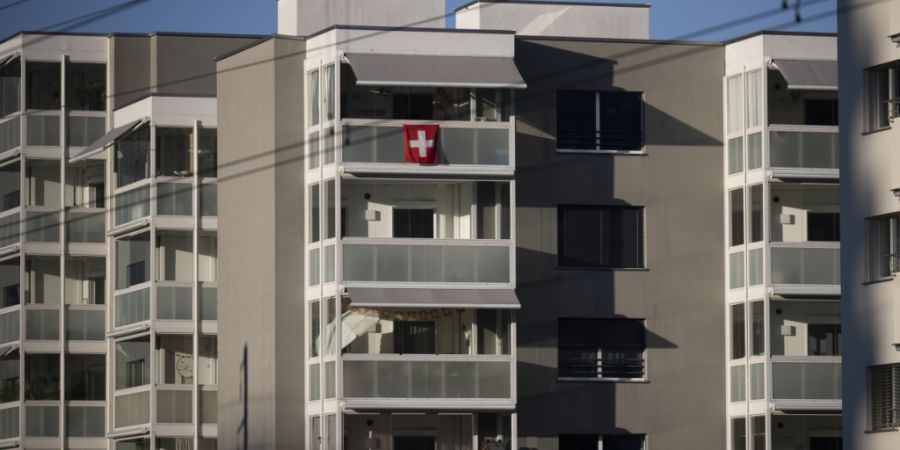 Im Schweizer Immobilienmarkt dürfte die Alterung der Bevölkerung und die Verschiebung der Nachfrage hin zu kleineren Wohnobjekten für bestimmte Regionen zu Problemen führen. (Archiv...