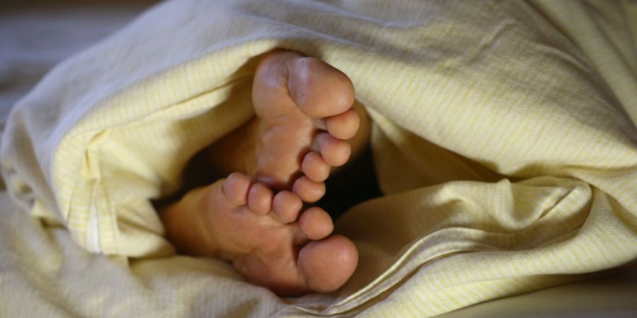 Ein Mittagsschlaf zahlt sich laut einer neuen Studie aus: Das Hirn wird dadurch lernfähiger. (Symbolbild)