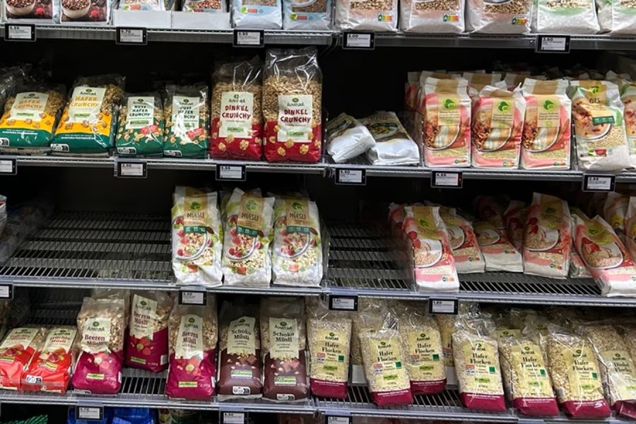 Der steigende Preisdruck führt zu Konflikten mit Herstellern – bis hin zu Lieferstopps und leeren Regalen.